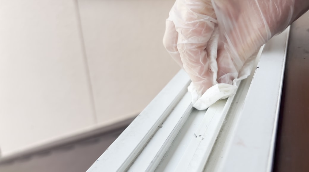 汚れを拭いとる