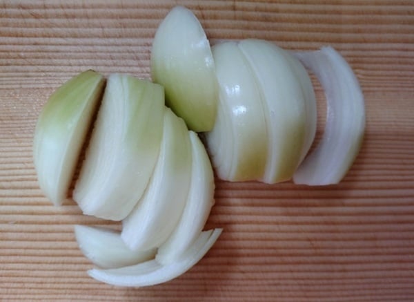 玉ねぎはくし形に切る