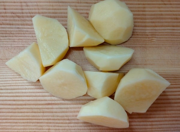 ジャガイモは乱切りにする