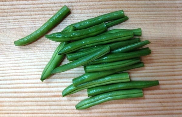 いんげんを切る