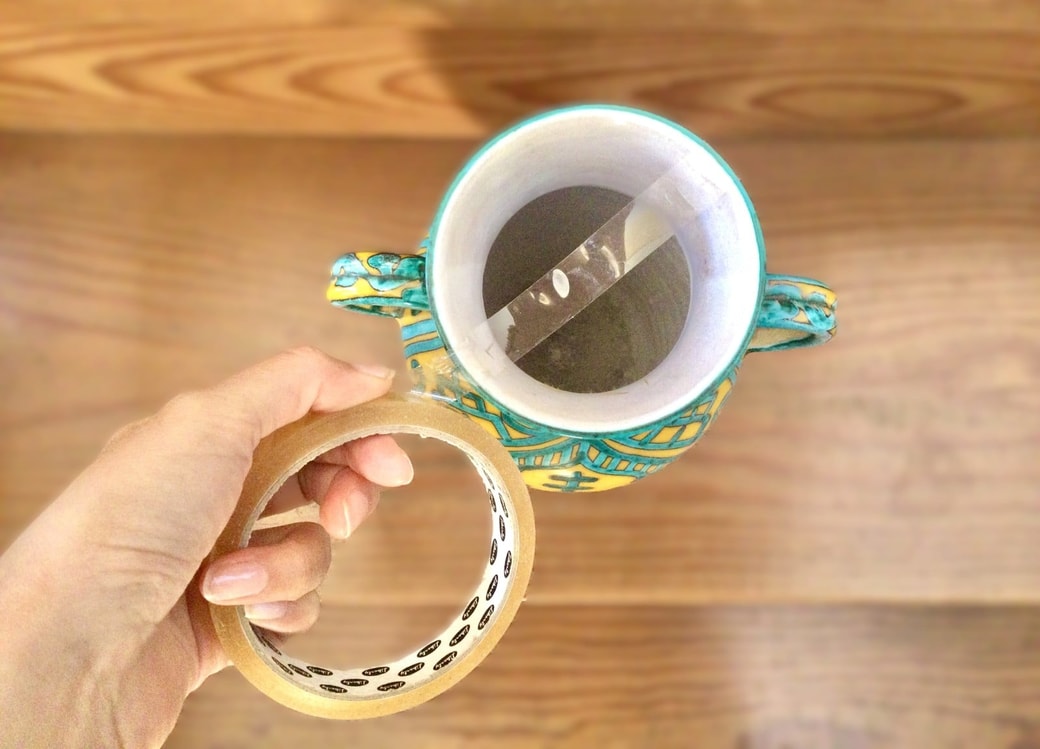 花瓶の口にセロテープを貼る