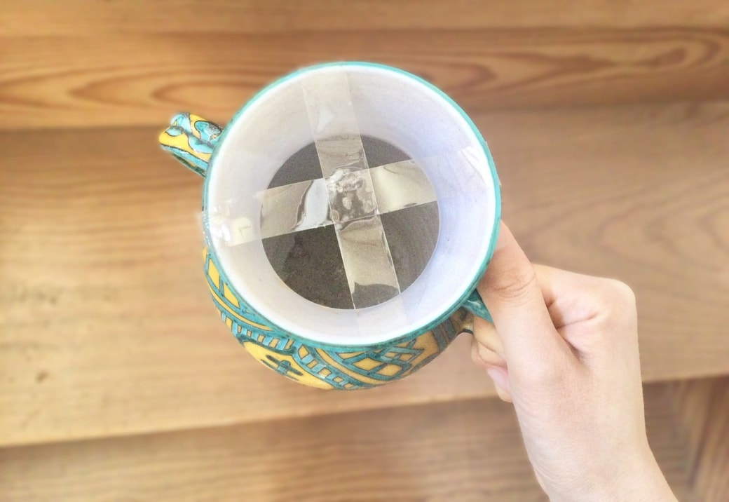 花瓶の口にセロテープをはる