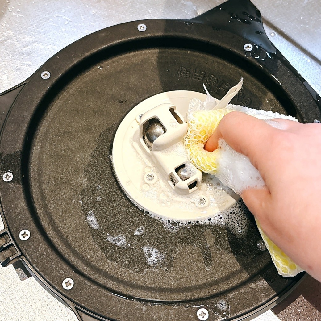 台所用中性洗剤とスポンジで内ぶたを洗う