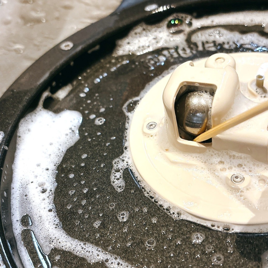 つまようじや竹串で汚れをかき出す