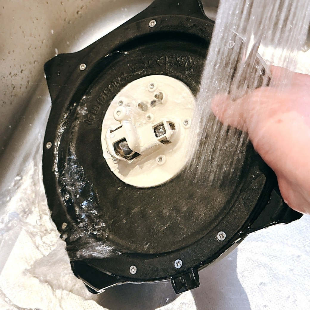 汚れと洗剤を水で洗い流す