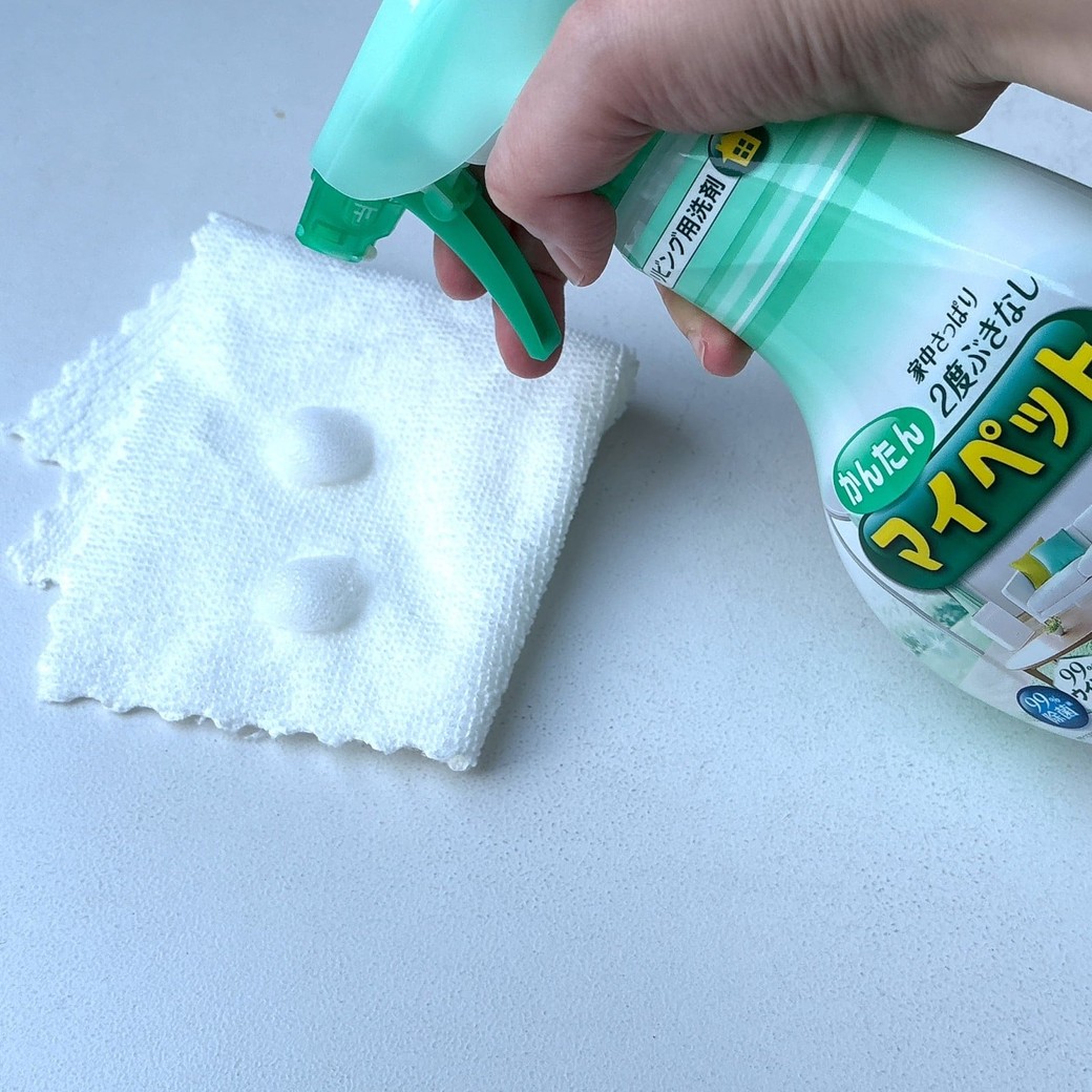 かんたんマイペットをクロスにスプレーする