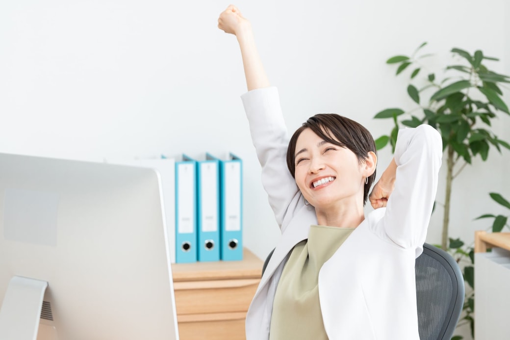 背伸びする女性