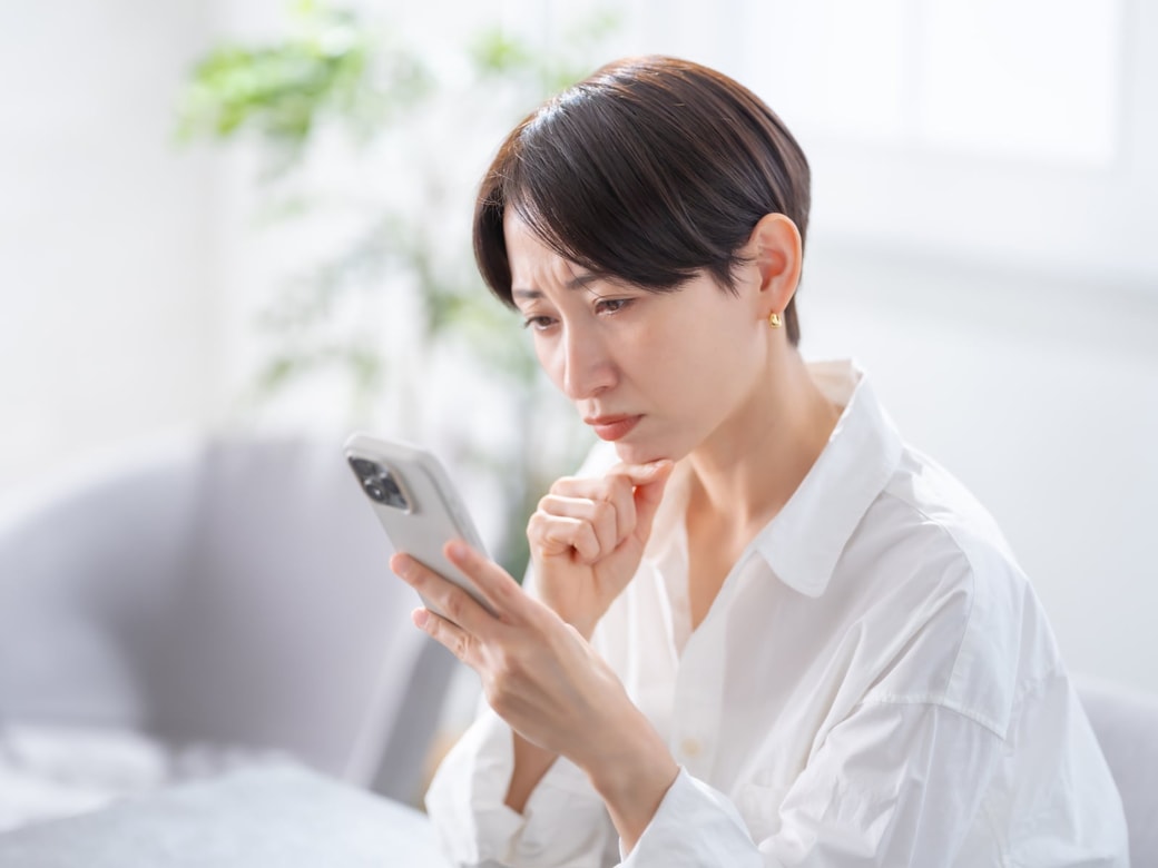 スマホを見る女性