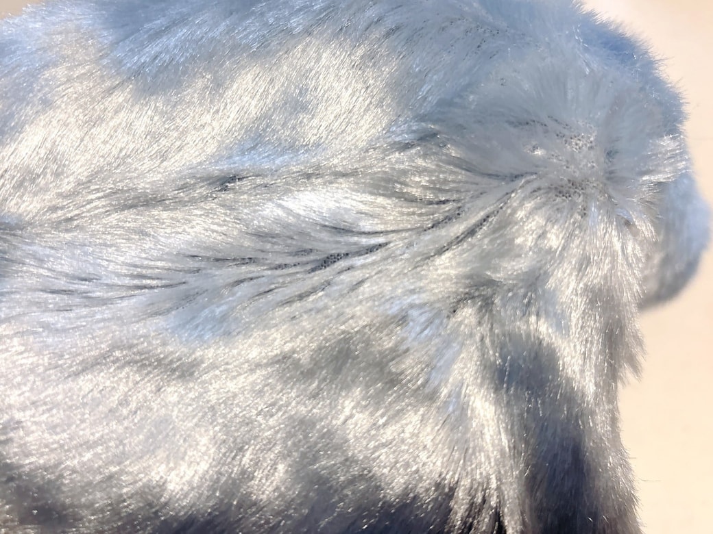 毛足の長い特殊な繊維が汚れを絡めとる