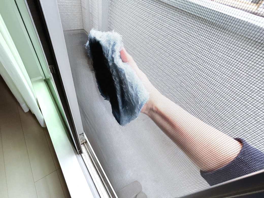 表側も拭き掃除をする