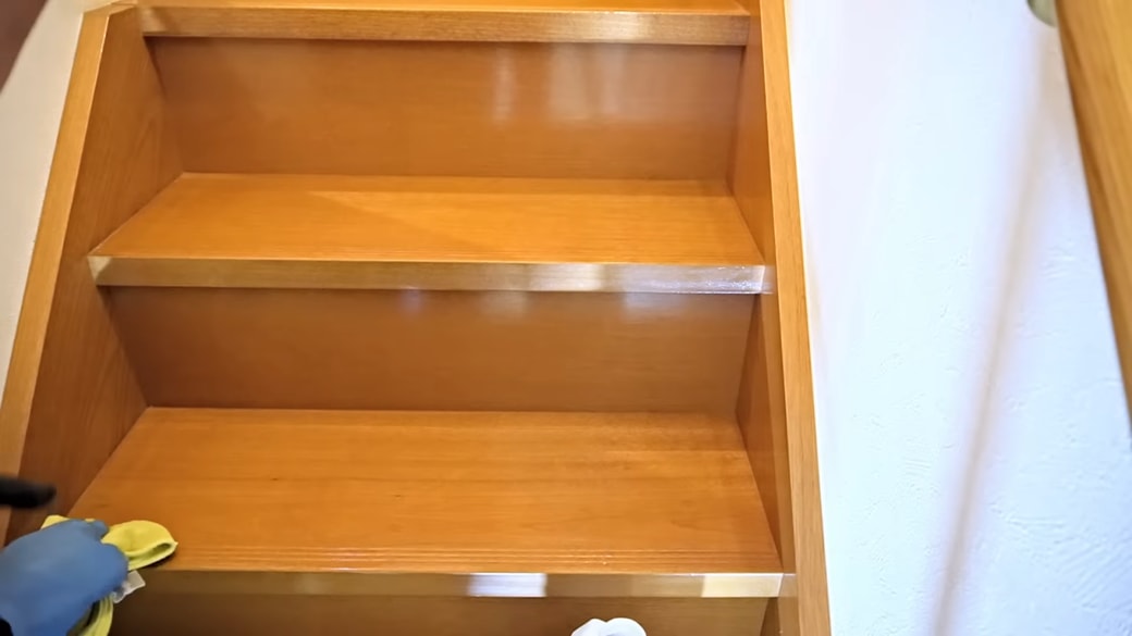 階段掃除をする人