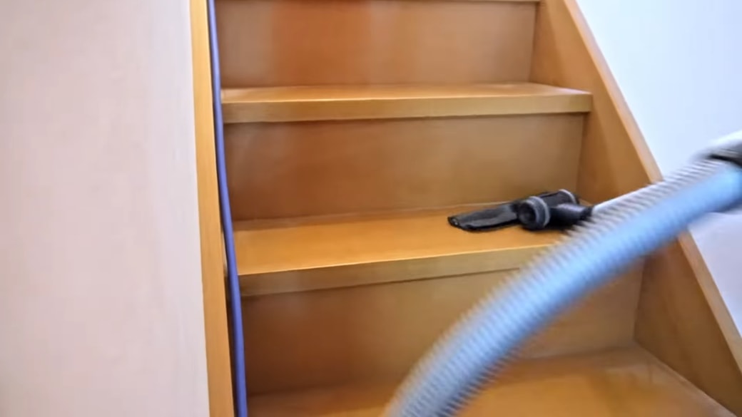 階段掃除をする人