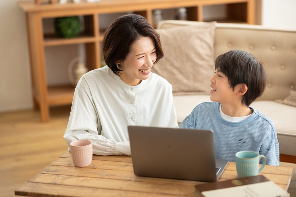会話する親子