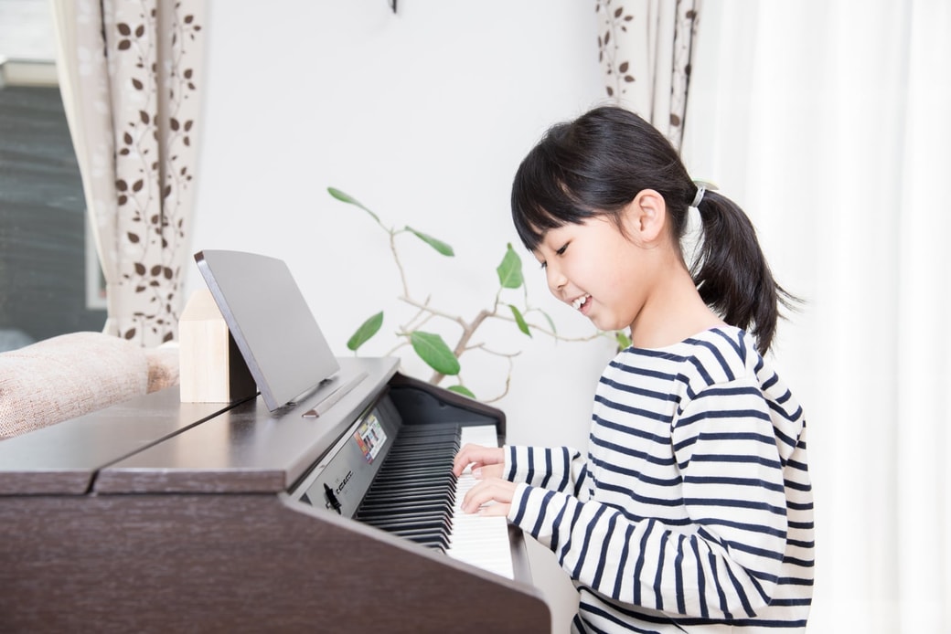 ピアノを弾く子ども