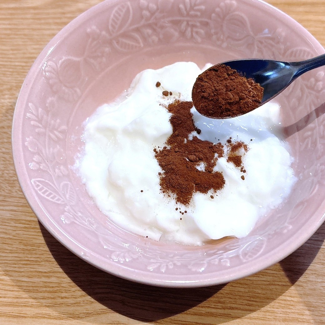 ヨーグルトに純ココアをかける