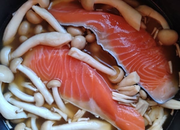 しめじと鮭をのせる