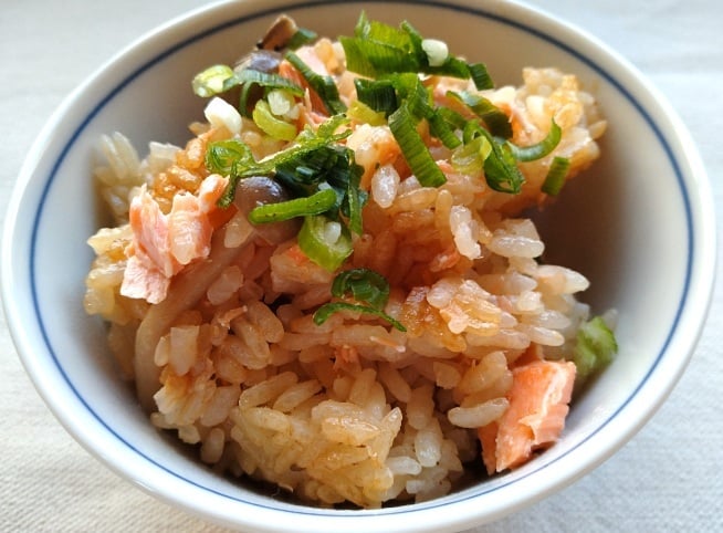 茶碗によそい、小ねぎをのせる