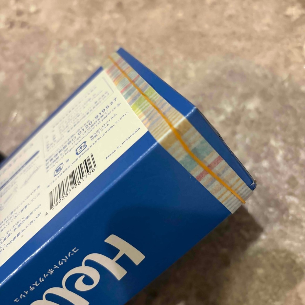 テープの上に輪ゴムをかけているところ