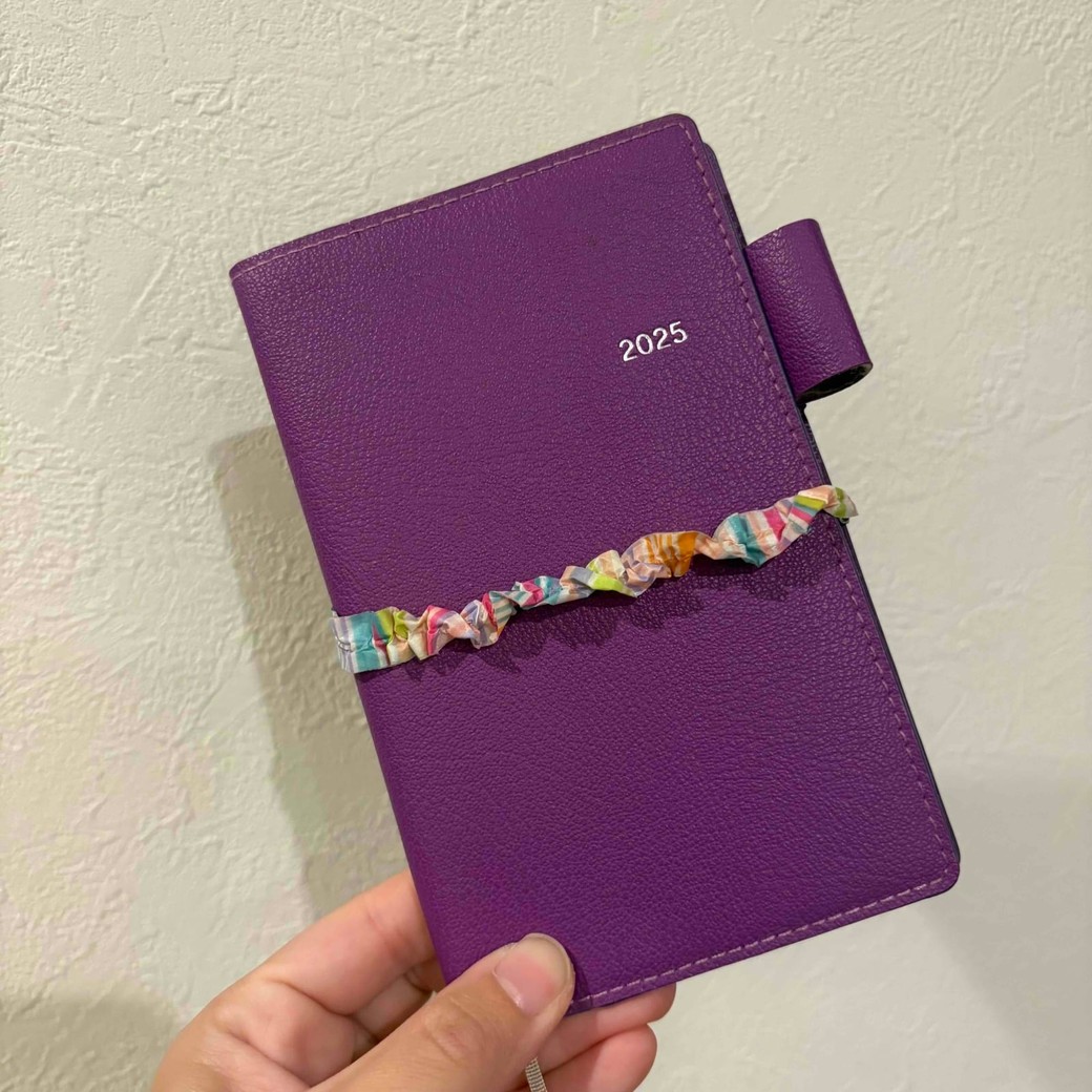 手帳どめにシュシュを使っているところ