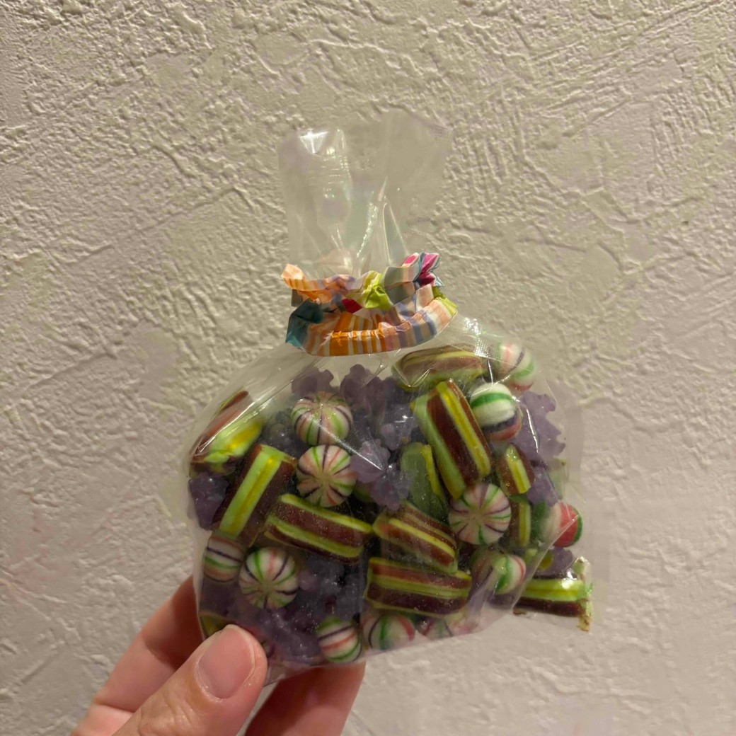 お菓子のラッピングにシュシュを使っているところ