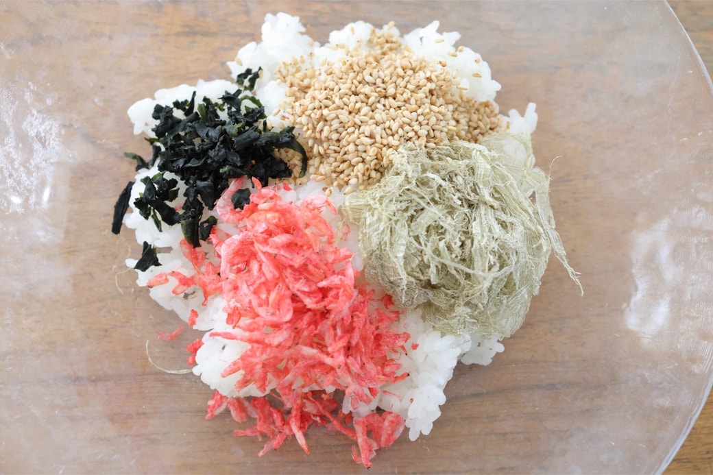 「わかめとえびととろろ昆布のおにぎり」