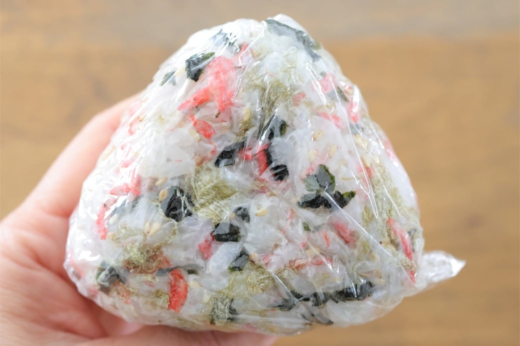 「わかめとえびととろろ昆布のおにぎり」