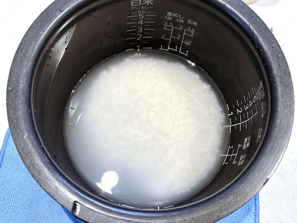 お米を洗って水に浸ける