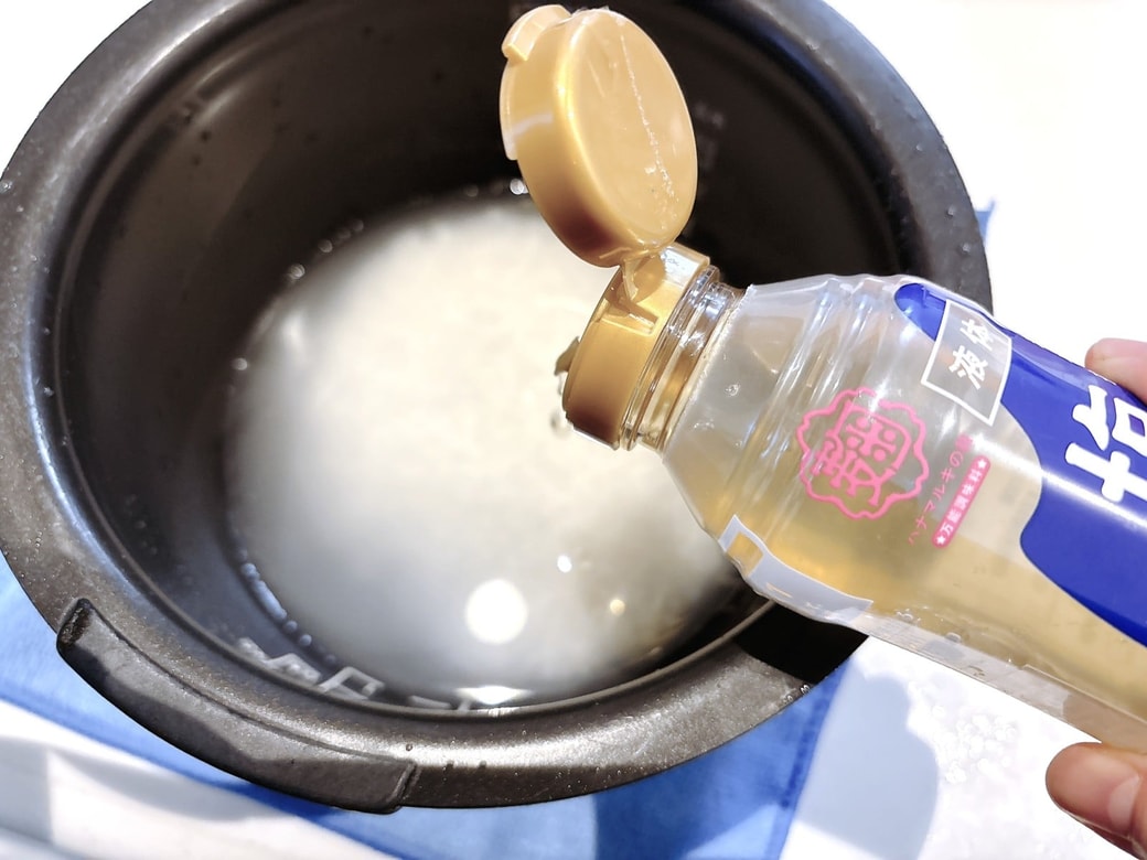 お米に塩糀を加えて炊飯する