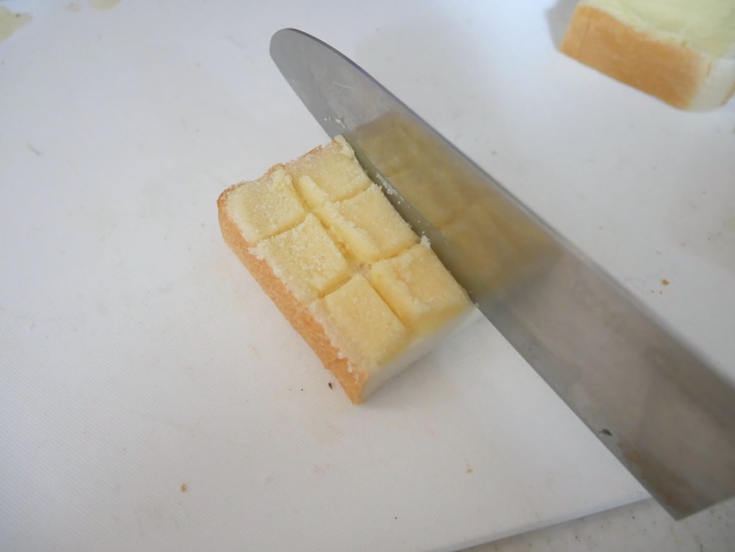 格子状に切り込みを入れる