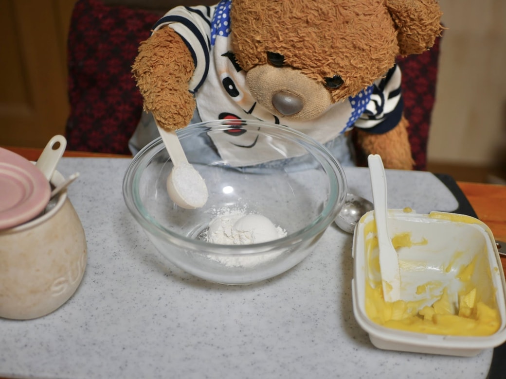 メロン生地の材料を入れてる