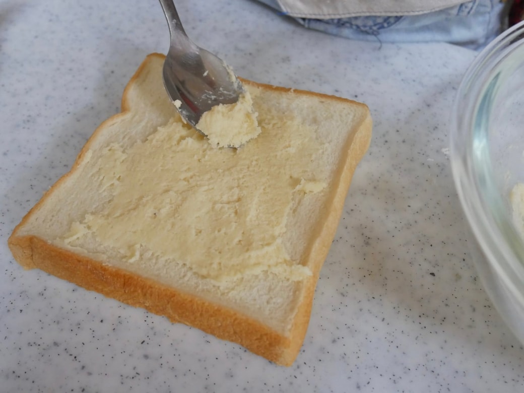 メロン生地を塗り広げる