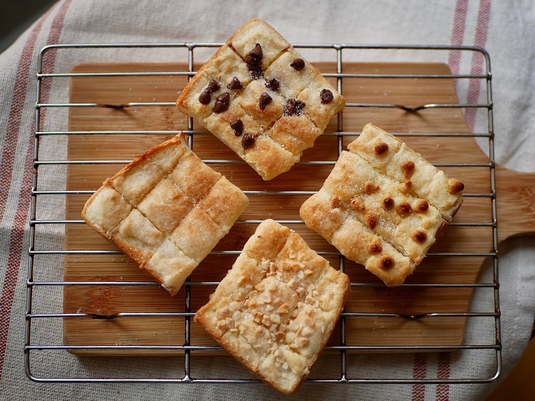 チョコチップ、アーモンドダイスをのせてやいた