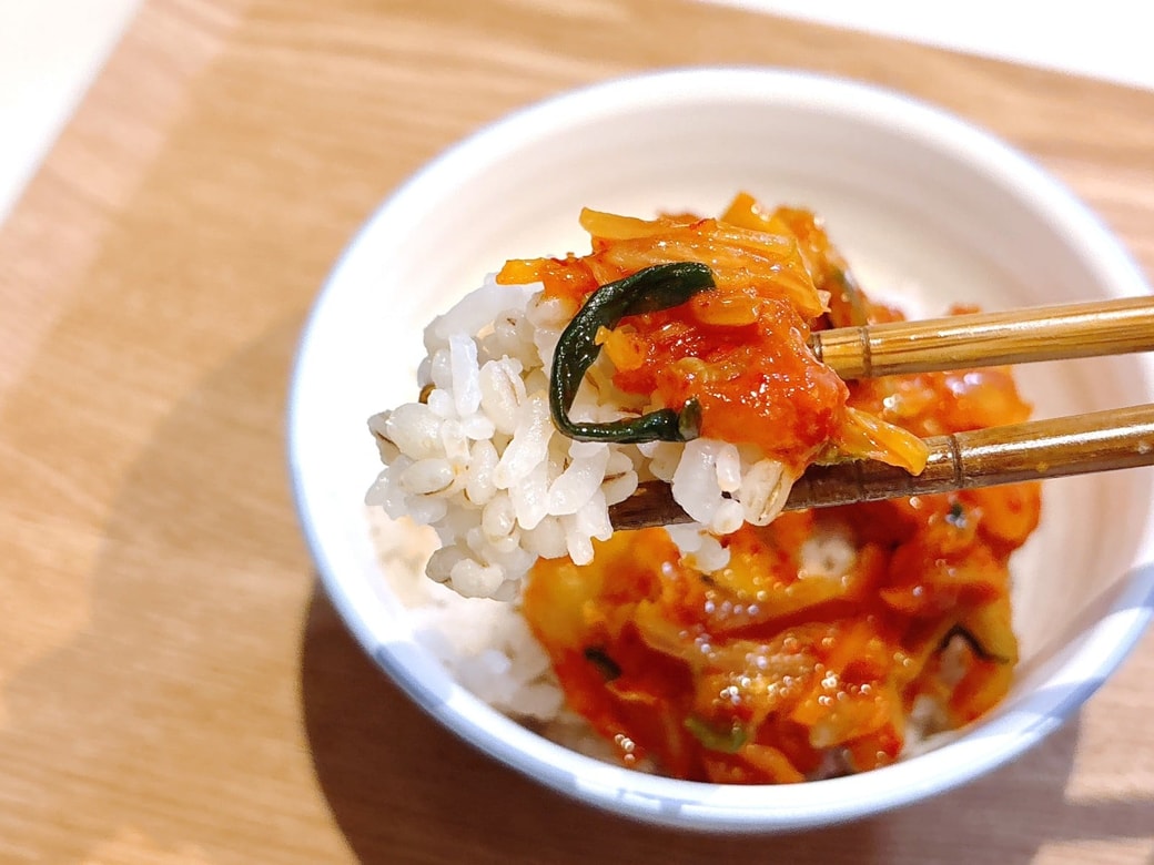 毎日のもち麦ごはんにキムチをプラス