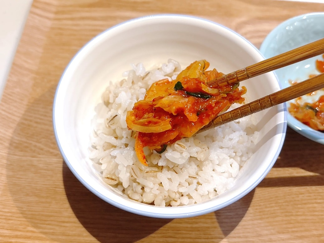 もち麦ごはんにキムチをのせて