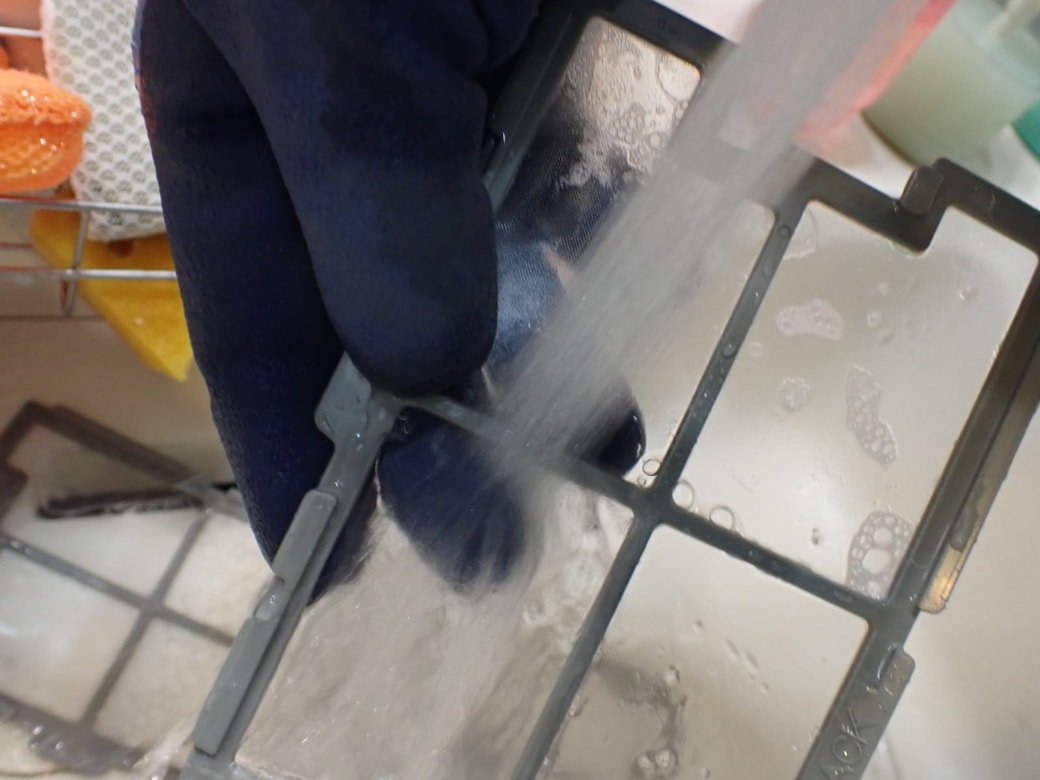 フィルターを水洗い