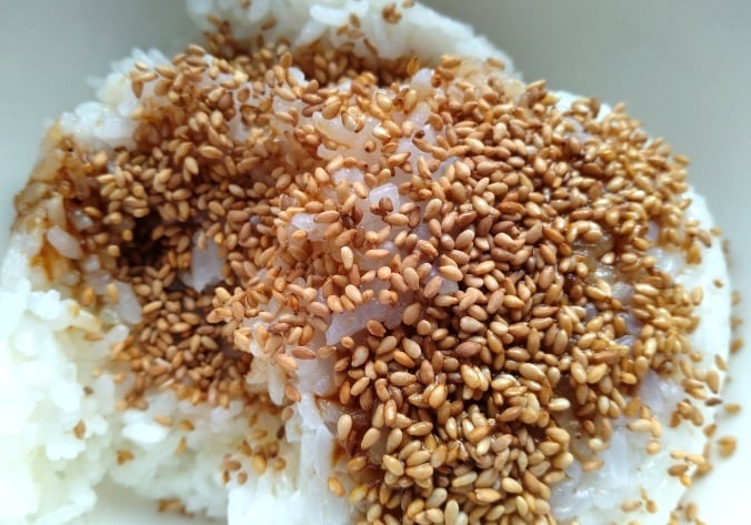 炒りゴマ、ごま油も加える