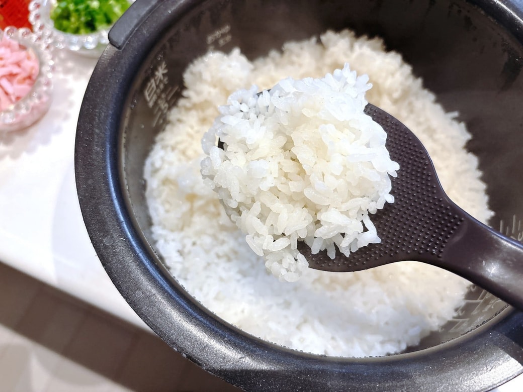 炊き上がったごはんはウェイパァーの風味がする