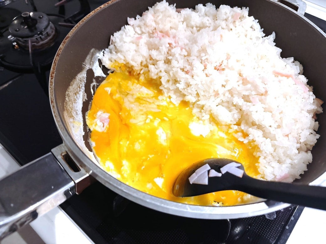 卵を割り入れる