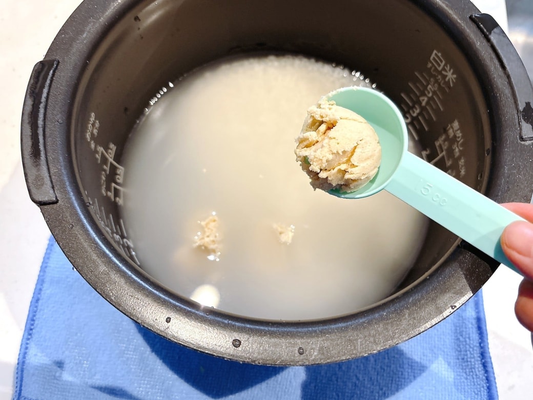 お米を洗い、ウェイパァーを加える