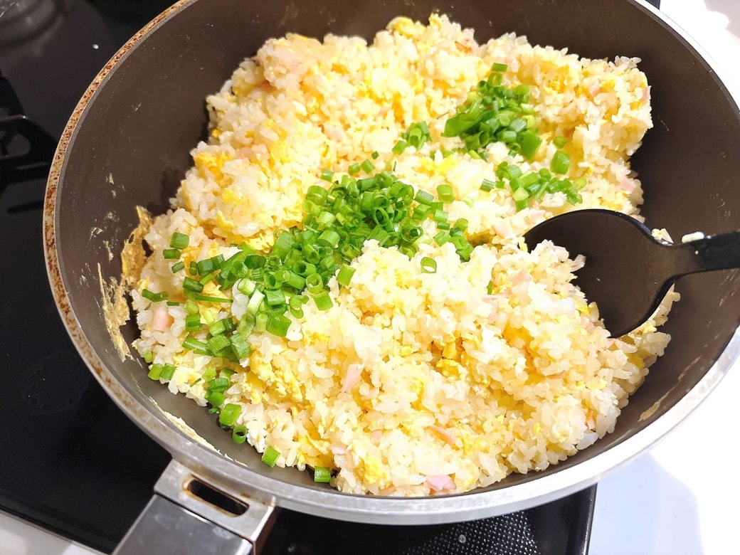 半熟くらいに火が通ったらねぎを投入