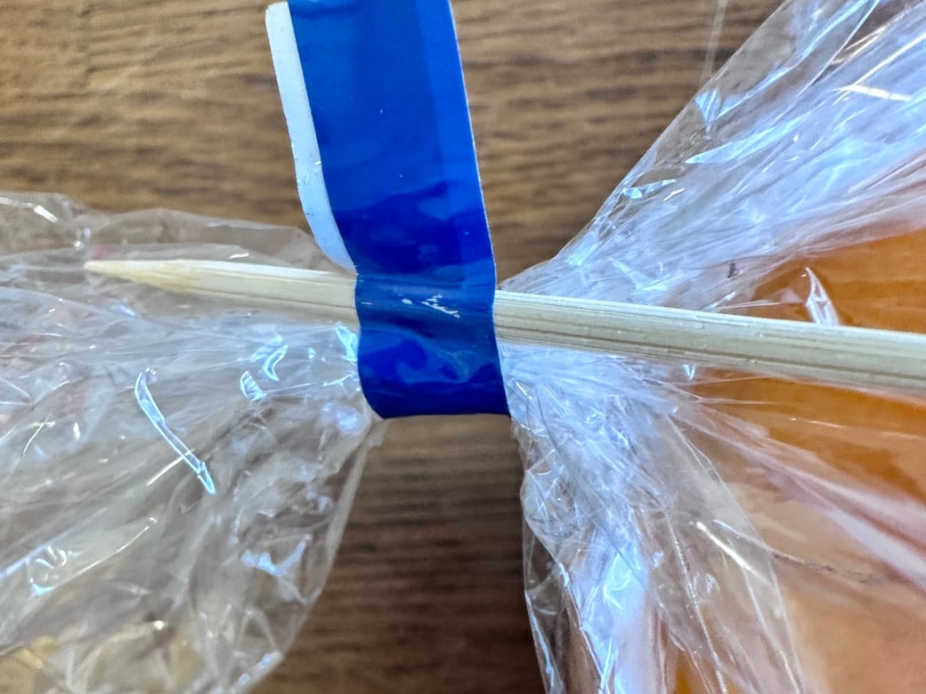 テープの隙間に串を入れたところ