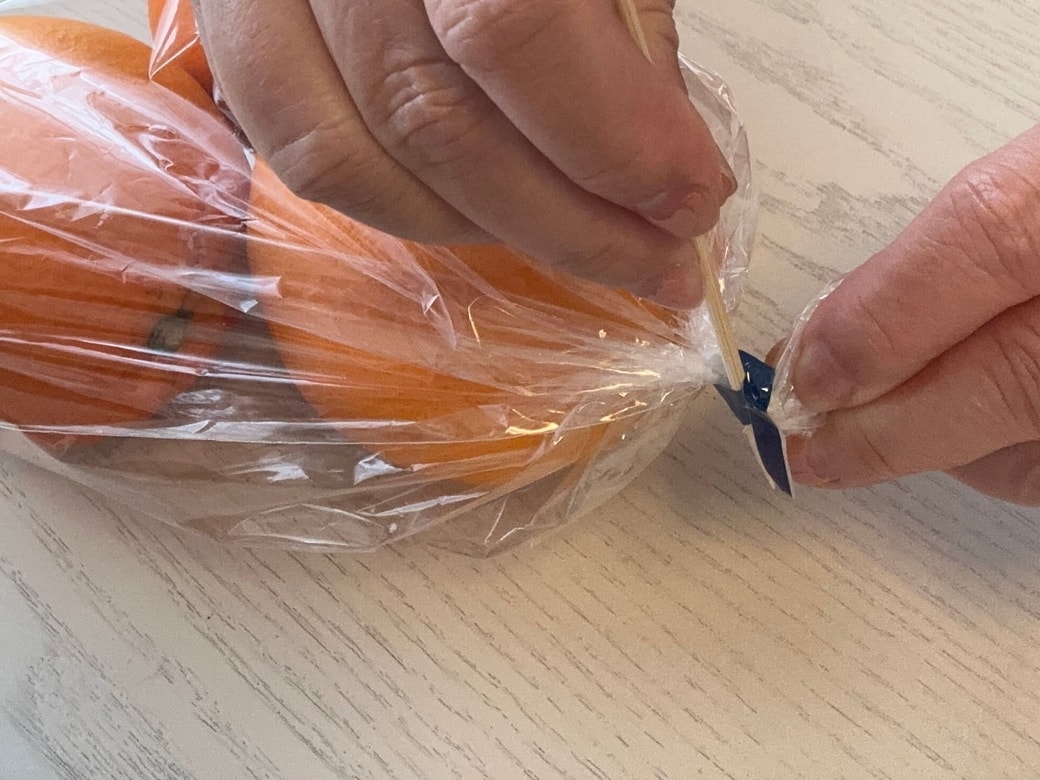 テコの原理で爪楊枝を上げる