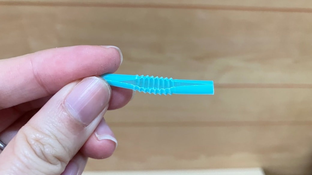 切り込みをいれたストロー