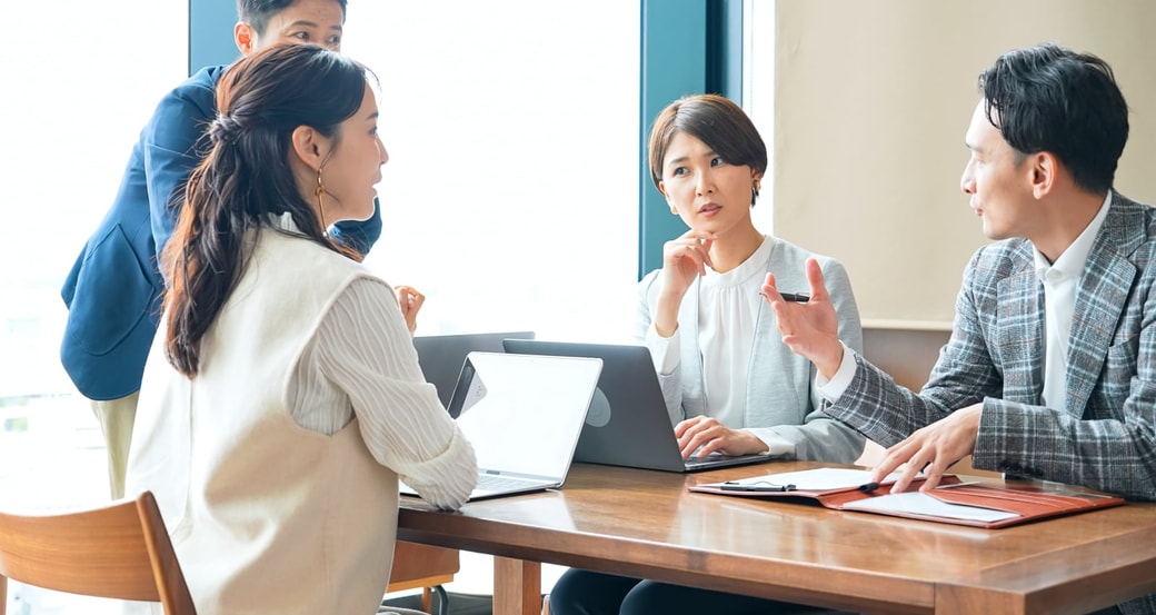会議中の女性