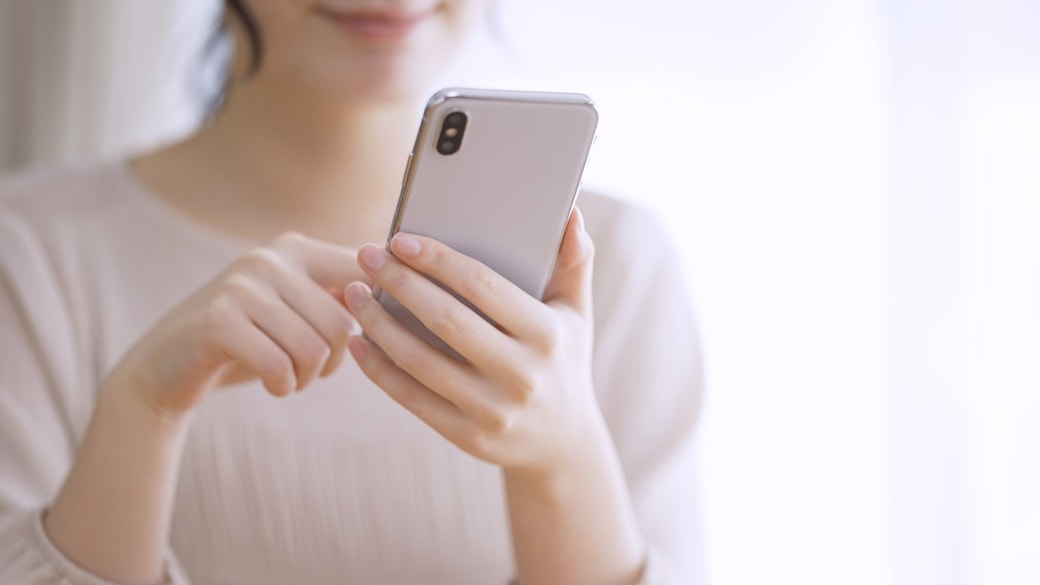 スマホを見る女性