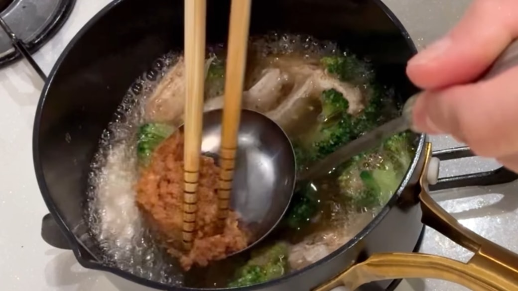 みそ汁を作る人