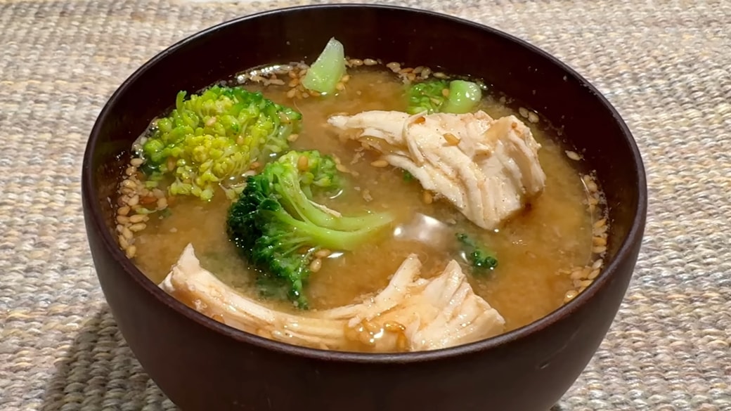 蒸し鶏とブロッコリーのみそ汁