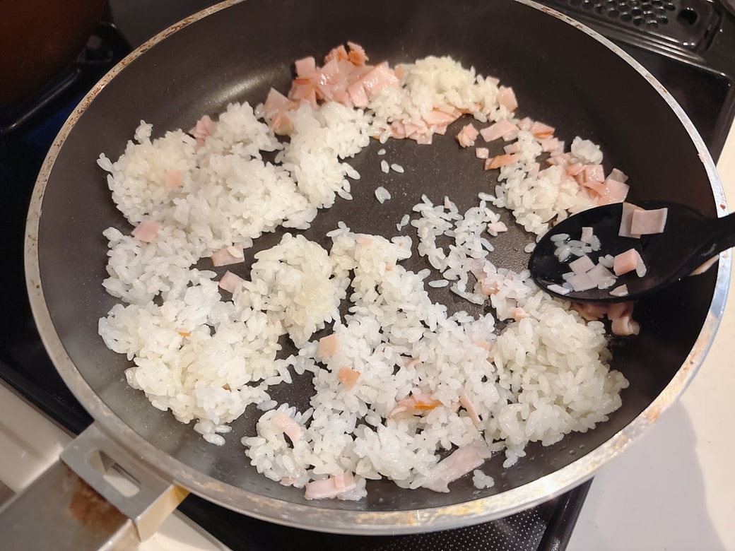 ごはんにバターを絡めながら炒める