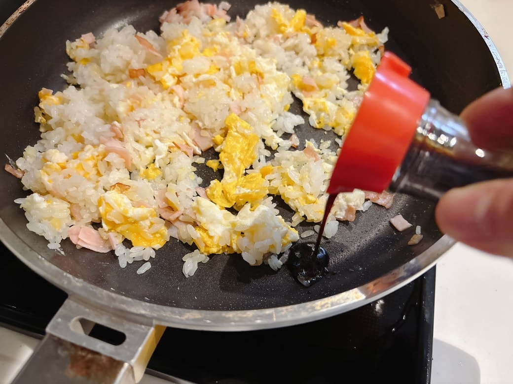 塩こしょう・醤油で味付けする