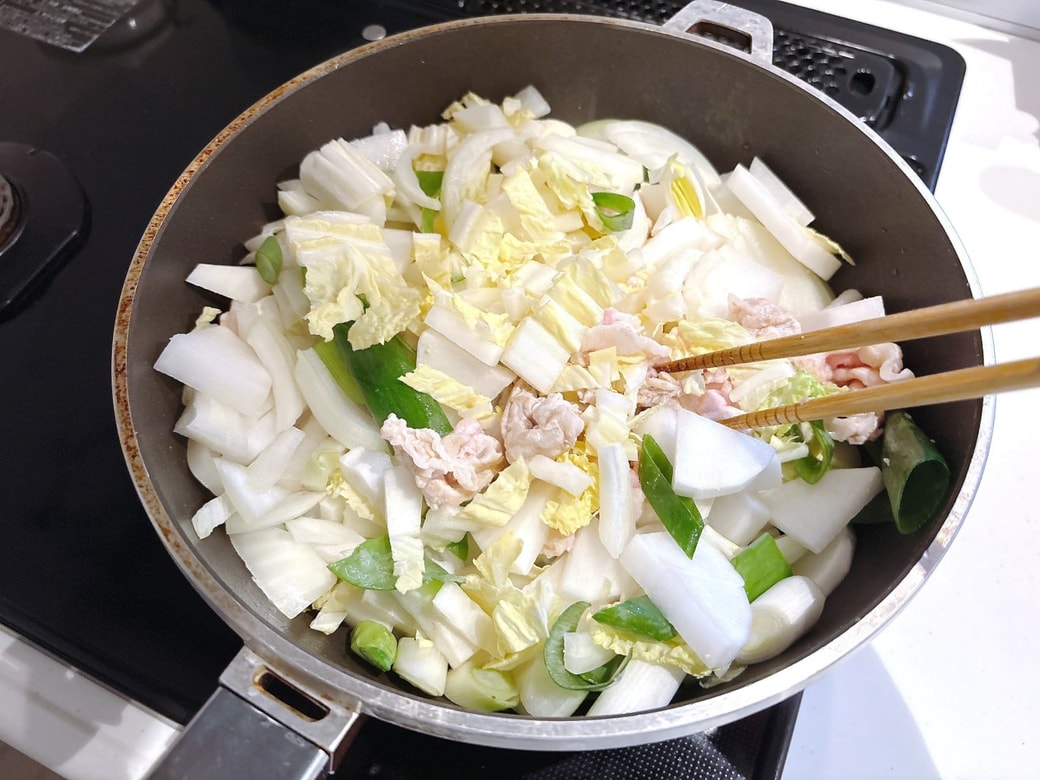 カットした豚肉や野菜をごま油で炒める